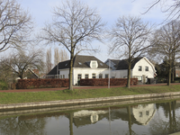 901421 Gezicht over de Leidsche Rijn op de panden Zandweg 72-73 te De Meern (gemeente Utrecht).